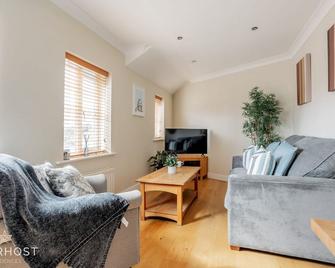 StarHost Residences - Smart 2 Bedroom Apartment in Newbury - Newbury - Living room