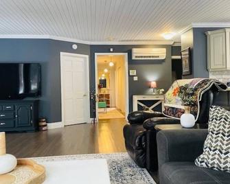 Home On The Pond - Grand Bank - Living room
