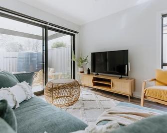 Brand New, Beautifully Styled Home in Sale. 3 bed/2 bath. Ultra Fast Wifi - Sale - Sala de estar