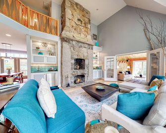 Spacious home with sunroom, yard, & fireplace - close to town & sites - York - Living room