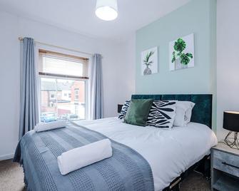 Quiet and Comfortable Home - Warrington - Bedroom