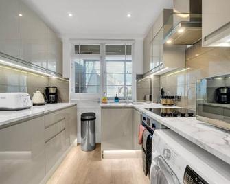 Deco Seafront - By My Getaways - Brighton - Cucina