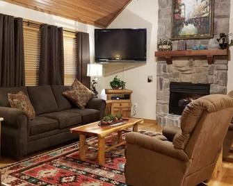 Cozy Lodge With Private Hot Tub In Gated Golf Resort Near Silver Dollar City - Reeds Spring - Living room