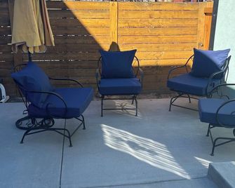 Boutique Denver Guest Studio - King Bed - Free Parking -Walk to Arenas - Denver - Patio