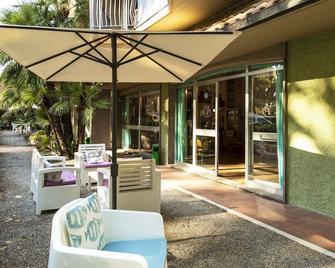 Hotel Parco dei Pini - Фоллоніка - Патіо