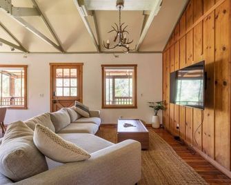 Riverfront Cabin - Private River Access & Hot Tub - Three Rivers - Living room