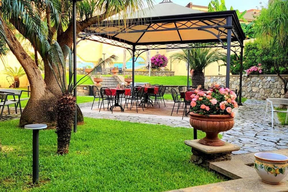 هوتل جاريبلادي - ميلاتسو - شرفة مرصوفة