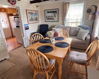 Cozy cottage on West Island - Fairhaven - Dining room