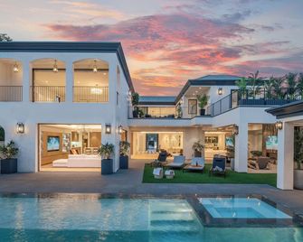 Villa Ruya by LuxJB Beverly Hills Mansion with Resort-Style Service - Culver City - Pool