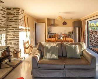 Up in the mountains!!! Luxury self contained unit. - Arrowtown - Living room