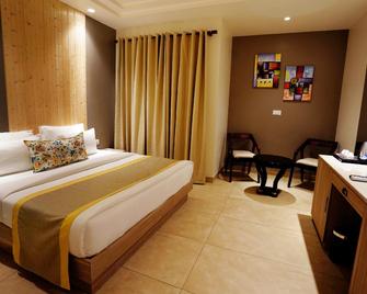 Five Elements Hotel Maplewood Premier Haldwani - Haldwani - Schlafzimmer