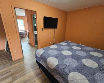 Travelers Inn & Suites - Paducah - Bedroom