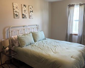 3-bedroom townhome in lovely Ainsworth with AC, WiFi - Ainsworth - Bedroom