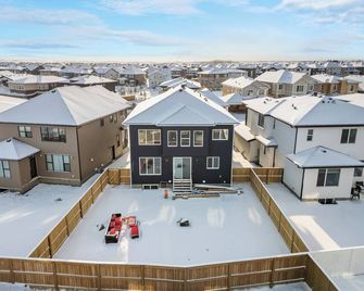 Lake Community Hideout - Chestermere - Building