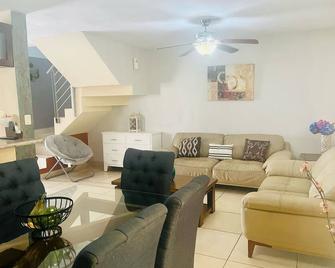 3-bedroom condo in phenomenal Ciudad Apodaca with AC, WiFi, 20 min from the air - Apodaca