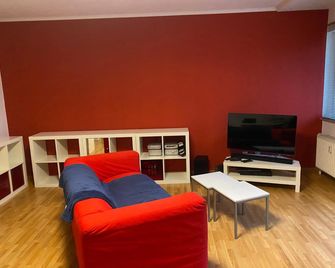 Zwei Zimmer Appartment mit Balkon und Stellplatz voll möbliert - Trier - Huiskamer