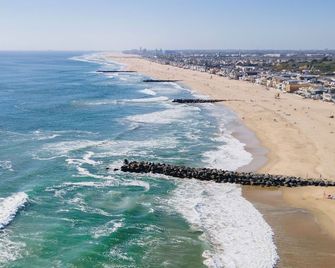 Steps to Sand! 2 Homes in 1 Sleeps 19, Outdoor Space, Walk to Shops & Dining - Newport Beach - Playa