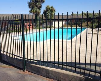 Wiebe Motel - Hollister - Pool
