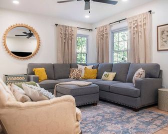 Beautiful Benson Cottage with Year-Round Hot Tub - Omaha - Living room