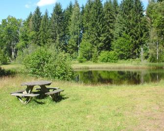 Cozy vacation home in a very quiet location on the edge of the forest (Glasreich) - Målerås - Patio