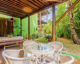 IT12 Bangalô Duplex 2 Suítes Pé na Areia - Monte Gordo - Patio