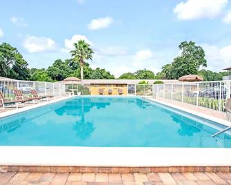 Days Inn by Wyndham Orange City/Deland - Orange City - Piscina