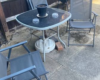 4 Bedroom House Sleeps 8 - Pets Ok - Free Parking - Corby - Terasa