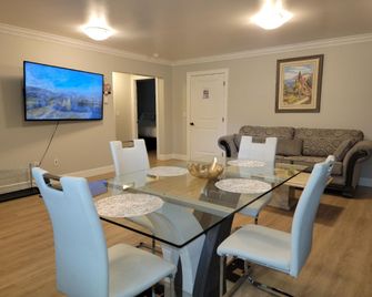 Oscar Inn & 2bd Suite up to 6 people private - Abbotsford - Eetruimte