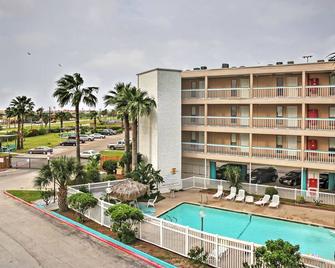 Corpus Christi 'surfside Suite' w/ Beach Access! - Corpus Christi - Building