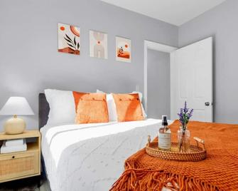 4016 Entire+ADU · 6b3b 3 Unit Morden Home close to Greenlake UW & DT - Seattle - Bedroom
