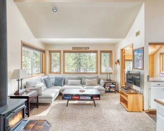 Unique Private Cabin in the Pines in Sisters! Clean & Cozy! - Sisters - Living room