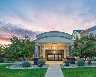 Holiday Inn Express & Suites Gillette By IHG - Gillette - Byggnad