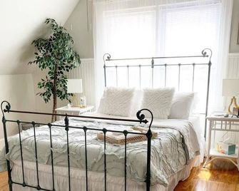 Charming 2br Getaway With Modern Comfort - Bridgeport