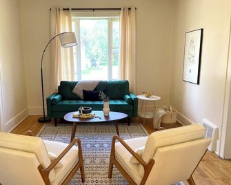 Stylish, Peaceful Retreat for Working Travelers: Convenient, Quiet Location - Antigo - Living room