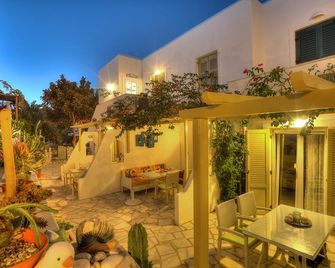 Leonardos Apartments - Naousa - Patio