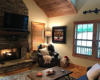 Peaceful Mountain Cabin - Sapphire - Sala de estar
