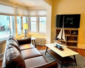 Queen Anne's Revenge - Bar Harbor - Вітальня