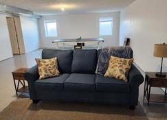 Perfect for a TEAM of people! - Hastings - Living room