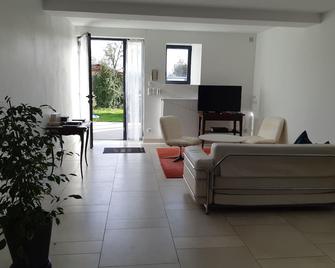 Charming house and ecology in the heart of lush greenery 45 'from Toulouse - Palaminy - Sala de estar