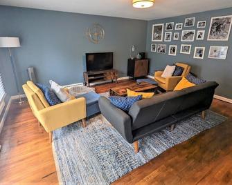 Relax at Moon Dogs Getaway! - Erie - Living room