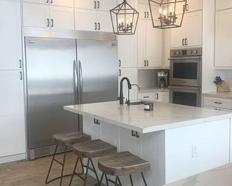 Lakefront Luxury on Lac La Hache – 4BR, Sleeps 8+ Private Launch Dock & Hot Tub! - Lac la Hache - Kitchen