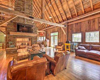 Luxe Barndominium w/ Home Gym, Theater, & More! - Walworth - Living room