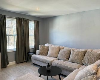 Jersey Shore Beach House close to NYC Ferry + Bus - Middletown - Living room
