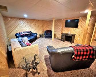 Elk Lodge on Fir, beautiful home with lake access - Phillips - Living room