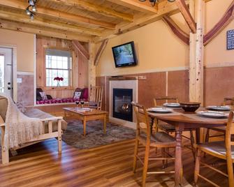 Inviting Timber Frame Cabin In Vermont's Green Mountains - Ripton - Sala de estar