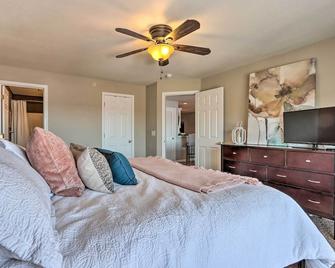 Serenity at the Lake Ozarks Gem with Pool Access - Camdenton - Bedroom