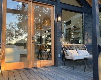 Relaxing Modern stay on a Ranch - Cedar Creek - Patio