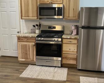 Daybreak Dwellings. A safe comfortable place. - Prescott Valley - Kitchen