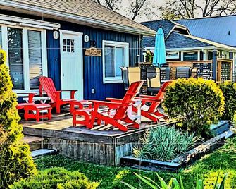 Beautiful, clean 3 bedroom 4 min walk to the beach, splashpad & playground. - Kingsville - Patio