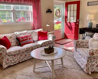 Lunas Flat 145 :Spotless, Sweet, Cozy & Comfy. Just renovated. - Aiken - Living room